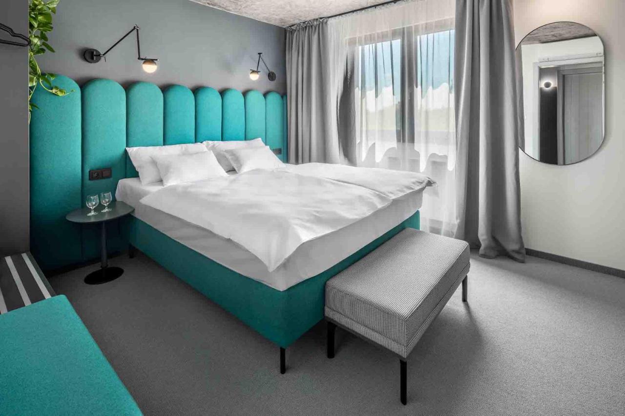 Boutique Hotel Mezi Svy ฮราเดตสคราโลเว ภายนอก รูปภาพ