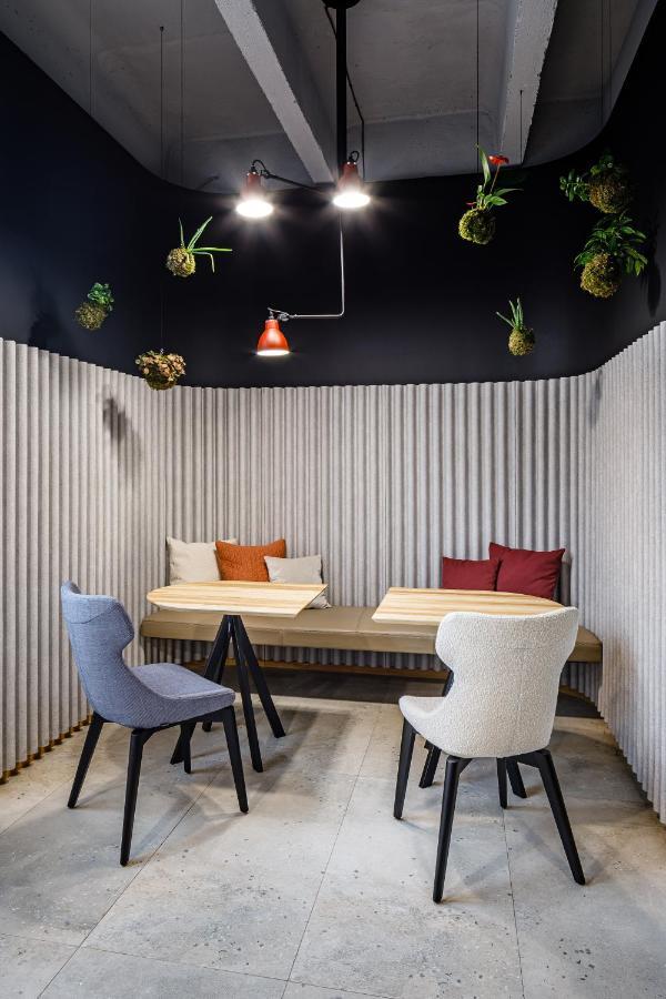 Boutique Hotel Mezi Svy ฮราเดตสคราโลเว ภายนอก รูปภาพ